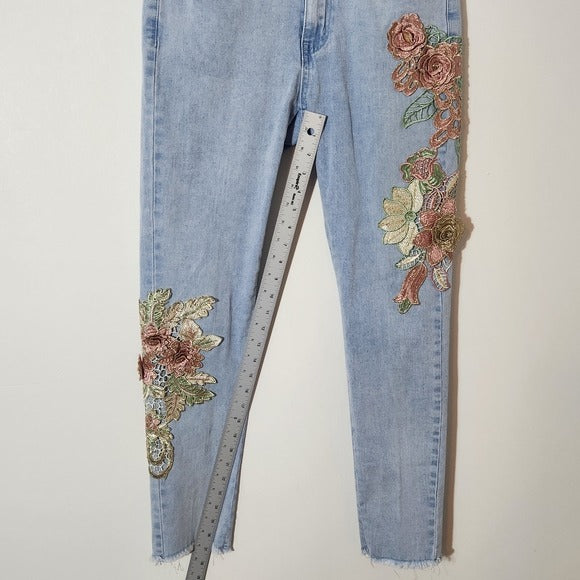 Boston Proper Light Wash Floral Appliqué Cropped Jeans Size 4