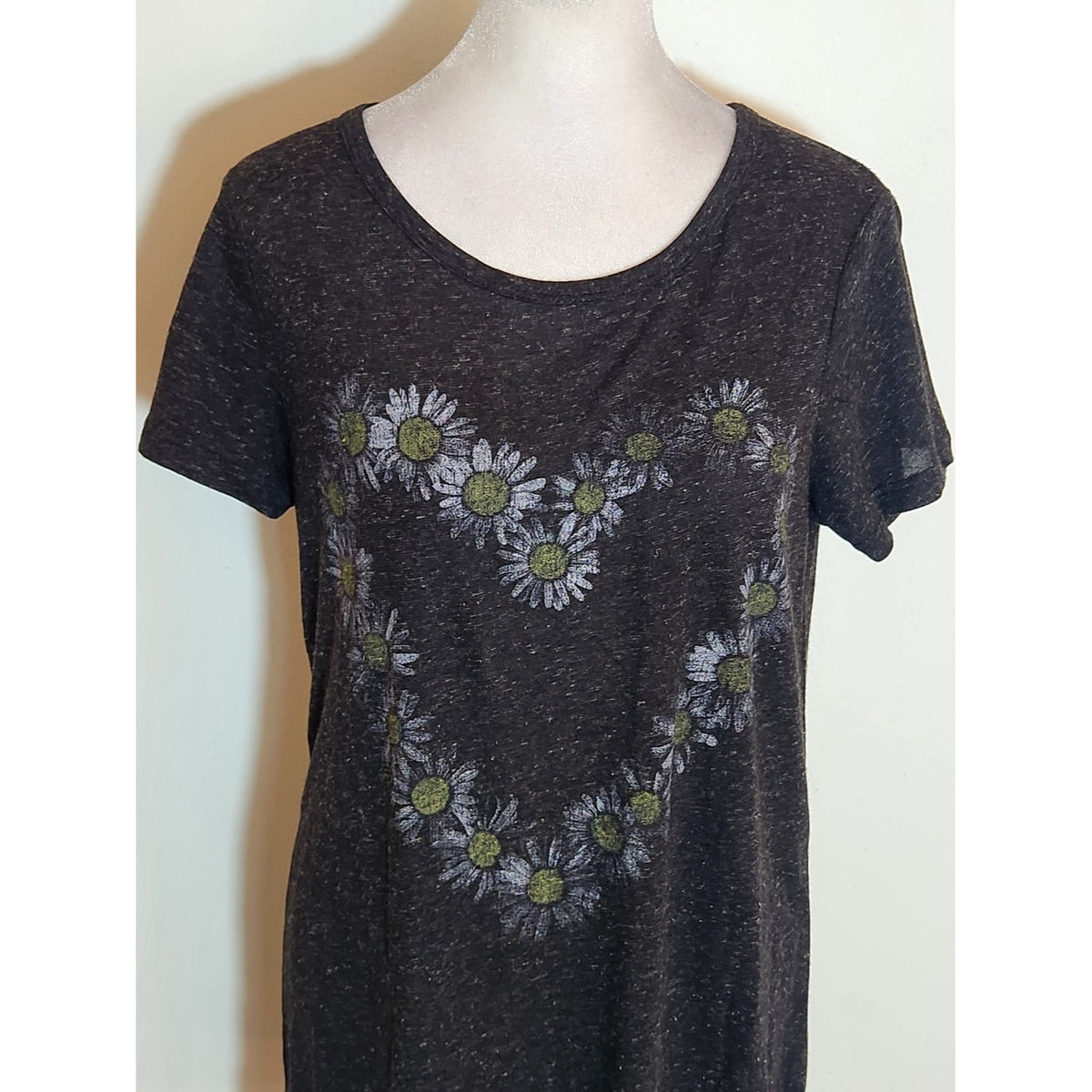 Well Worn Heather Black Daisy Heart Graphic Tee Size Medium