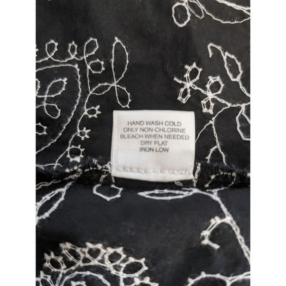 Van Heusen Black Cream Embroidered Skirt Size 6 Embroidered A-Line Skirt