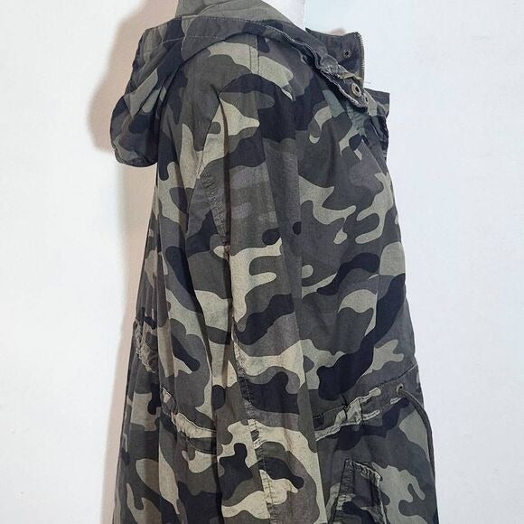 Love Tree Green Camo Zip-Up Hoodie Jacket Size Medium Camouflage Jacket