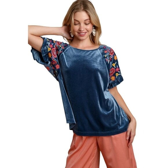 Umgee Plus Size Blue Velvet Boho Top With Embroidered Floral Sleeves Size 1X NWT