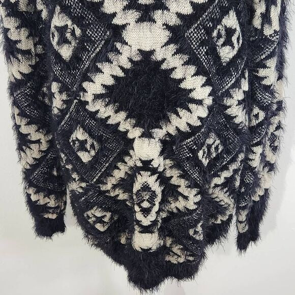 Gianni Binni Black Oversized Aztec Sweater Size Small Fuzzy Eyelash Sweater