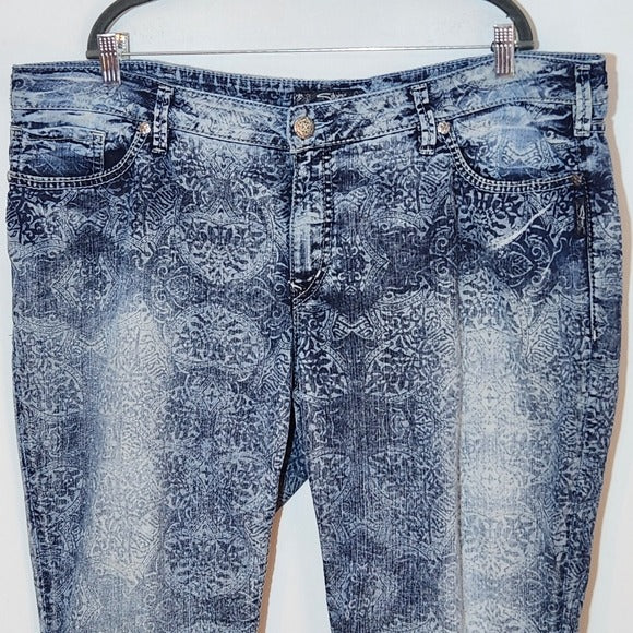 Silver Capri Distressed Jeans with Boho Pattern Size 24