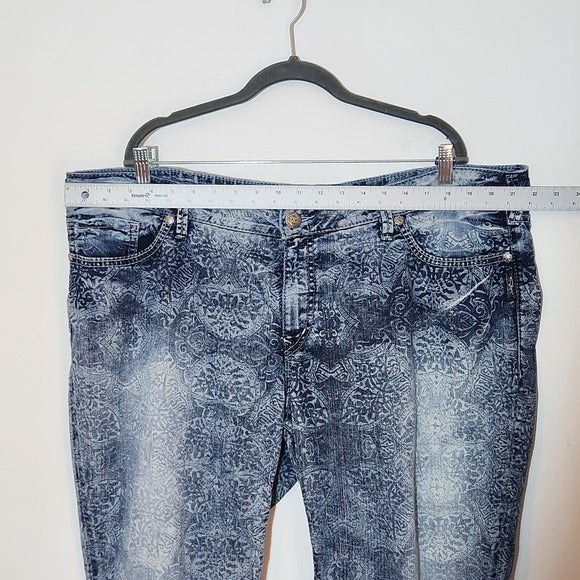 Silver Capri Distressed Jeans with Boho Pattern Size 24