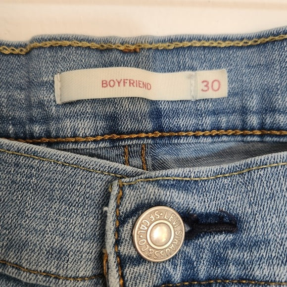 Levi’s Light Wash Boyfriend Capri Jeans Size 30