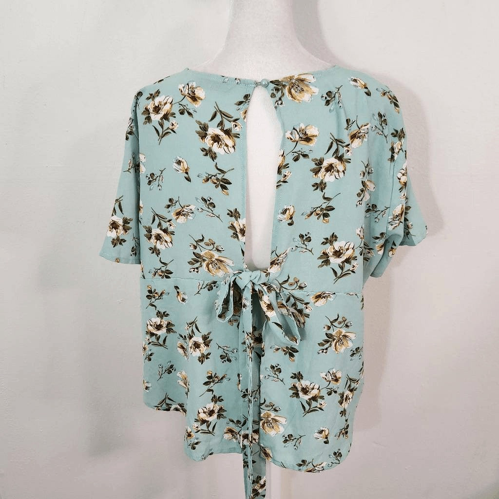 Green Floral Crop Top with Open Tie Back Size Large SHEIN Green Floral Top