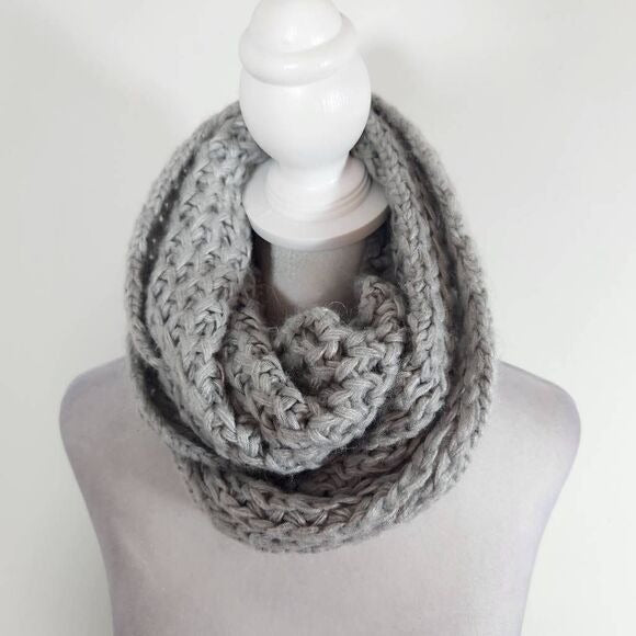 Aeropostale Gray Chunky Knit Scarf One Size Light Gray Knit Infinity Scarf