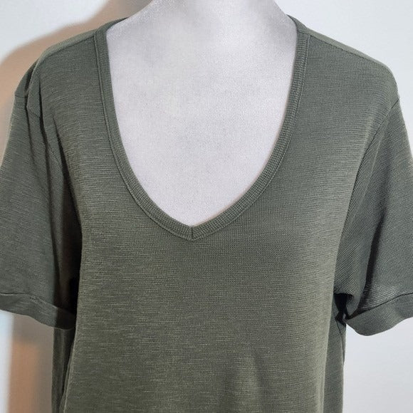 Kinesis Olive Green V-Neck Tee Size Medium Textured Green Top