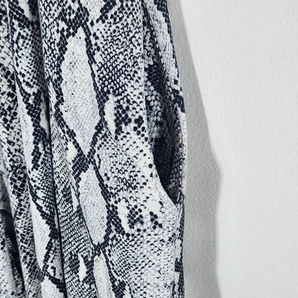 Entro Gray and Black Snakeskin Cropped Jumpsuit with Wide Legs Size Small