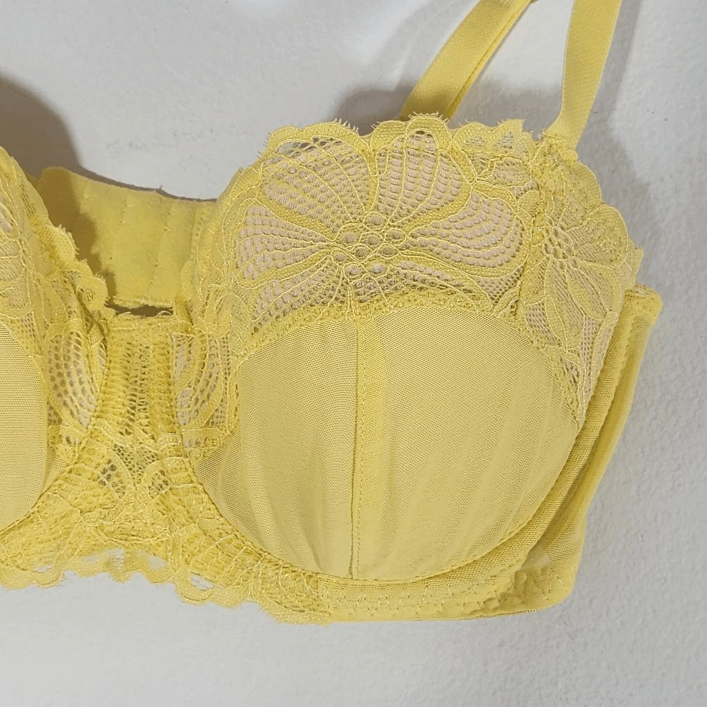 Frederick's of Hollywood Butter Yellow Balconette Bra Size 32D NWT Lingerie Show