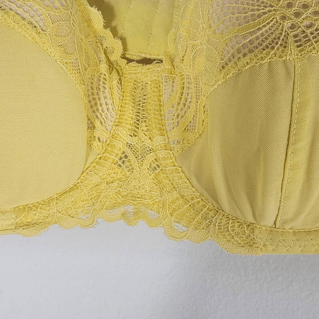 Frederick's of Hollywood Butter Yellow Balconette Bra Size 32D NWT Lingerie Show