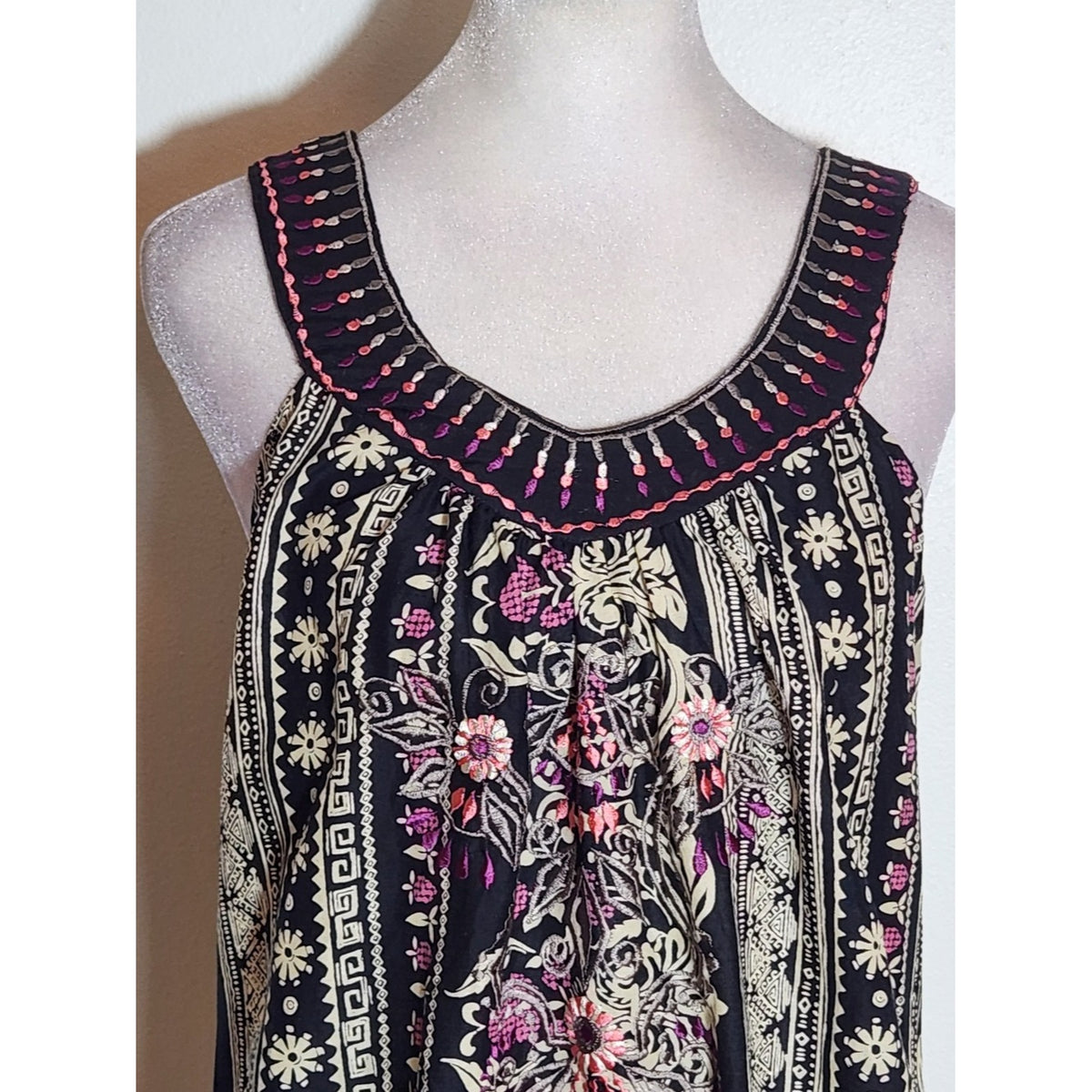 Angie Black and Pink Boho Embroidered Sleeveless Blouse NWT Size Small