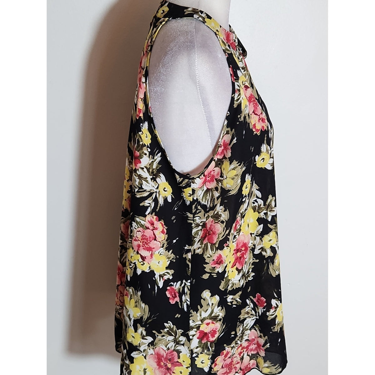 Kim & Cami Black Floral Sleeveless Tie Neck Blouse Size Medium