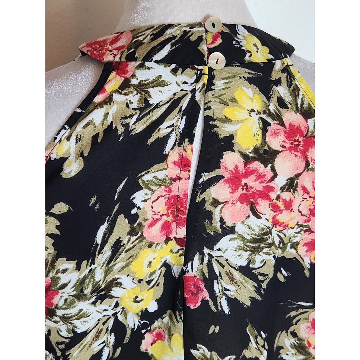 Kim & Cami Black Floral Sleeveless Tie Neck Blouse Size Medium