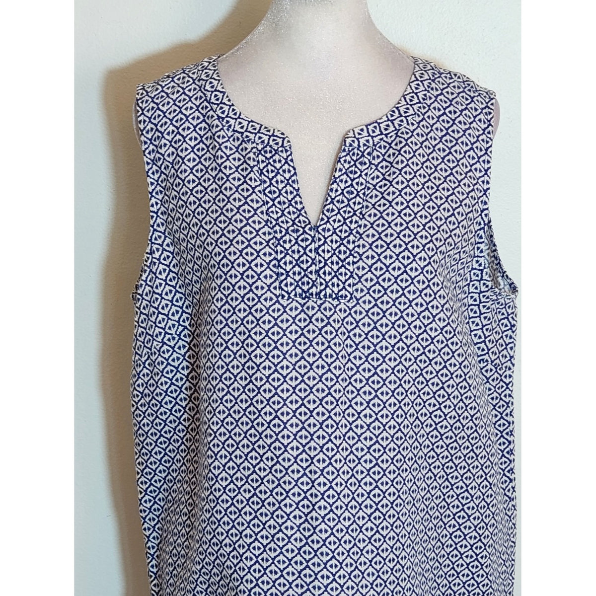 Talbots White and Blue Sleeveless Linen Blend Long Blouse Size Medium
