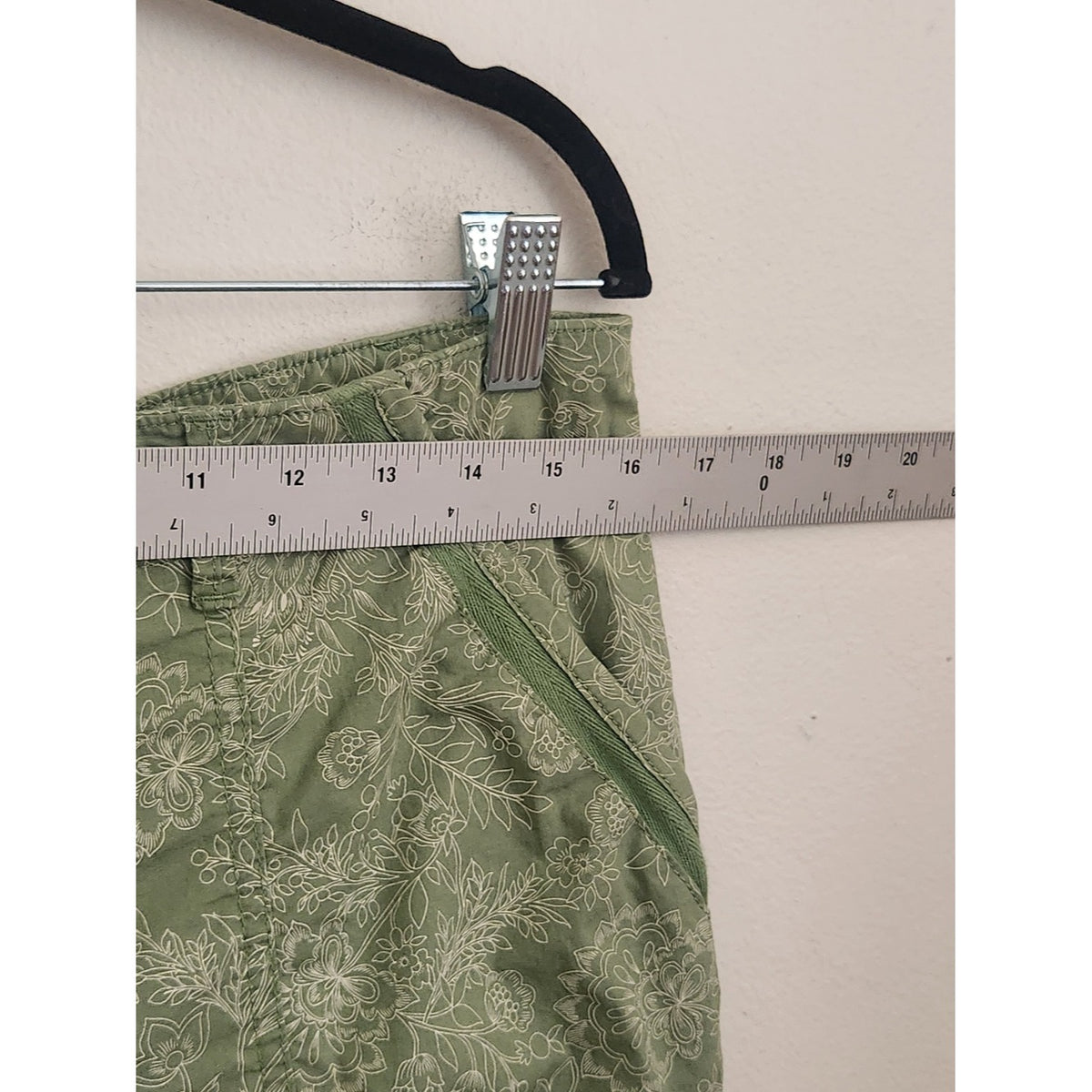 Democracy Green Floral Print Capri Cargo Pants Size 8