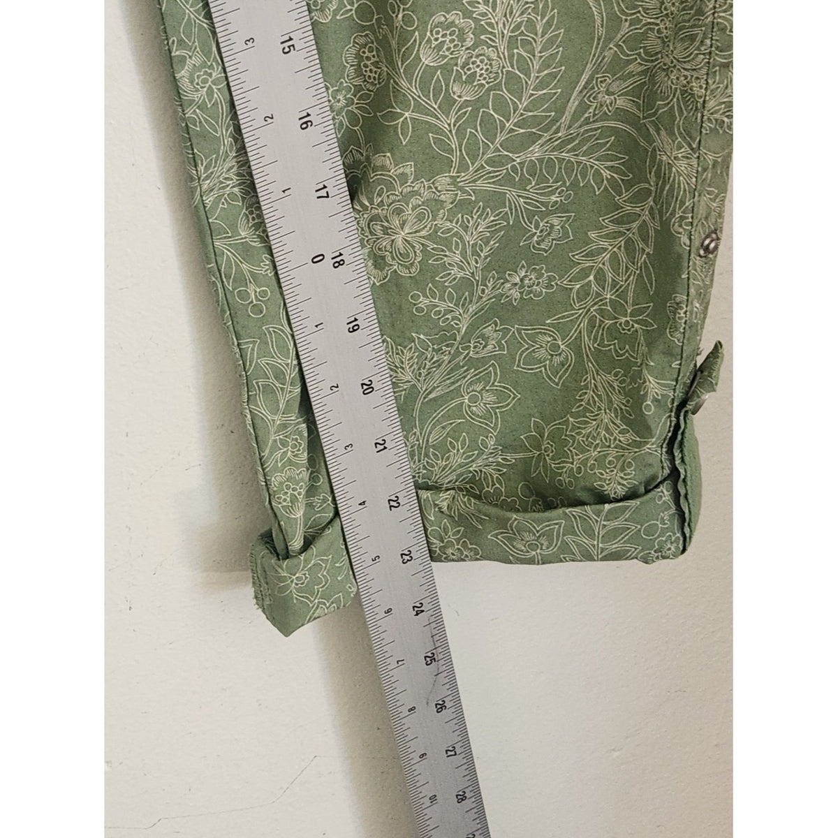Democracy Green Floral Print Capri Cargo Pants Size 8