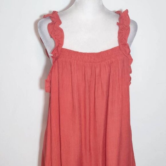 Doe & Rae Tomato Red Sleeveless Crinkle Blouse with Ruffle Accent Size Large