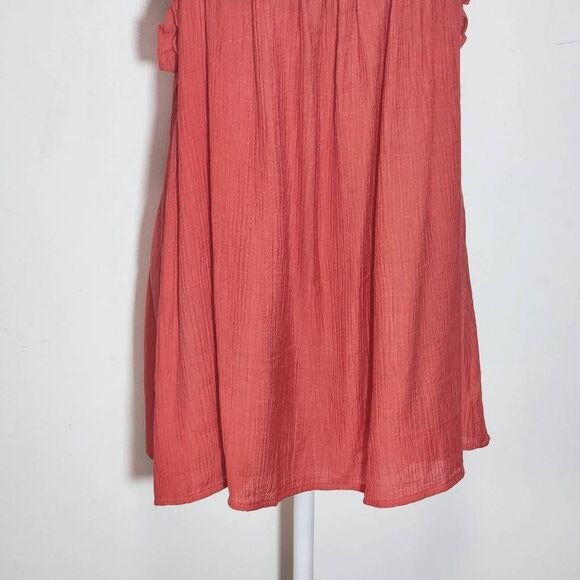 Doe & Rae Tomato Red Sleeveless Crinkle Blouse with Ruffle Accent Size Large