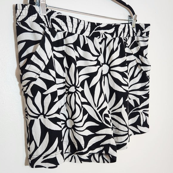 Belle Beach by Kim Gravel Black and White Floral Print Shorts Size 1X