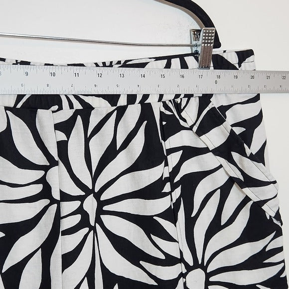 Belle Beach by Kim Gravel Black and White Floral Print Shorts Size 1X