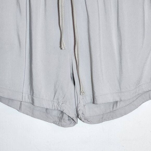 Uniqlo Gray Pull-on Shorts Size XL Light Gray Pull-on Drawstring Shorts