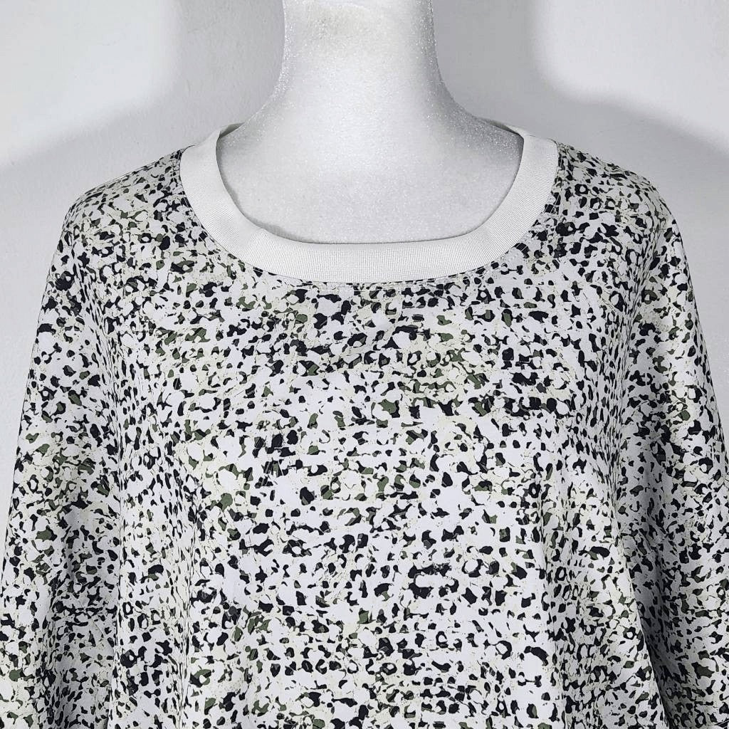 Old Navy Active White and Green Oversized Athletic Tee Size Large Sporty T-Shirt