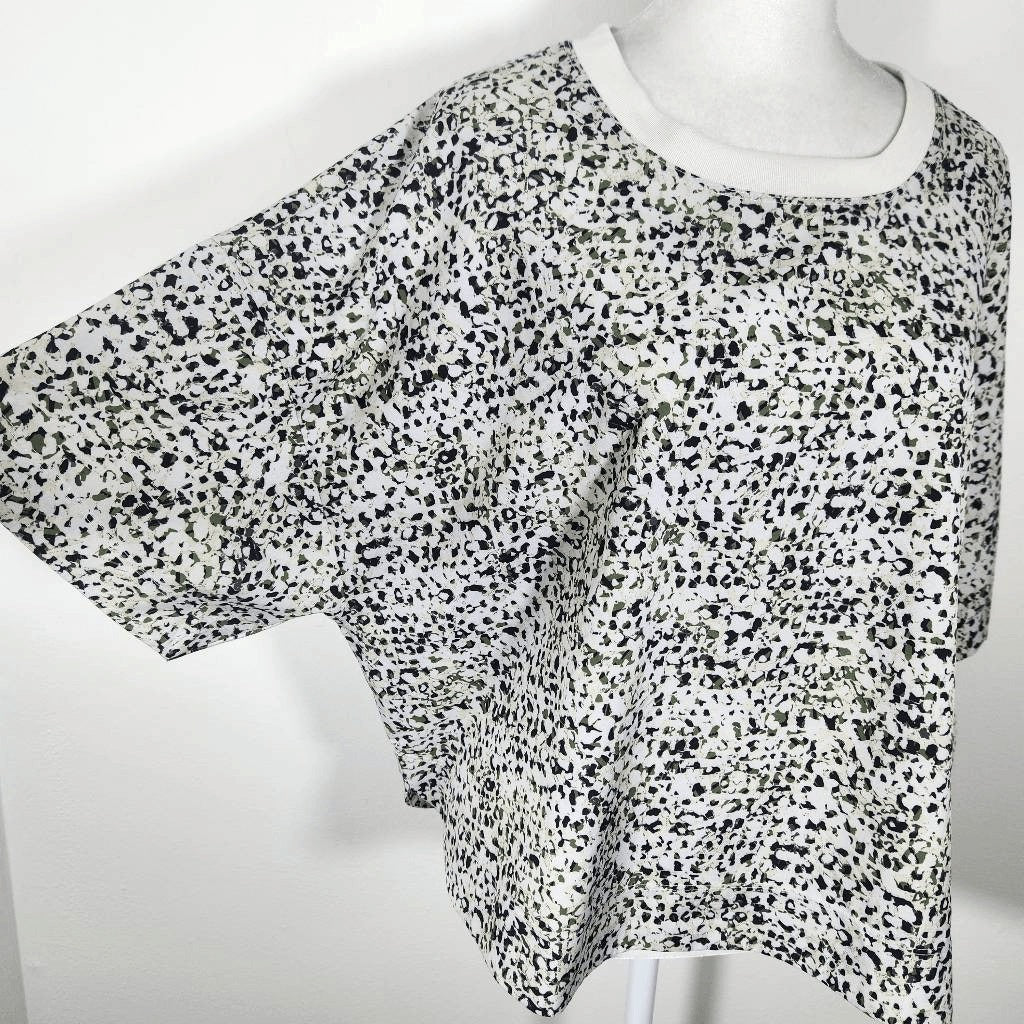 Old Navy Active White and Green Oversized Athletic Tee Size Large Sporty T-Shirt