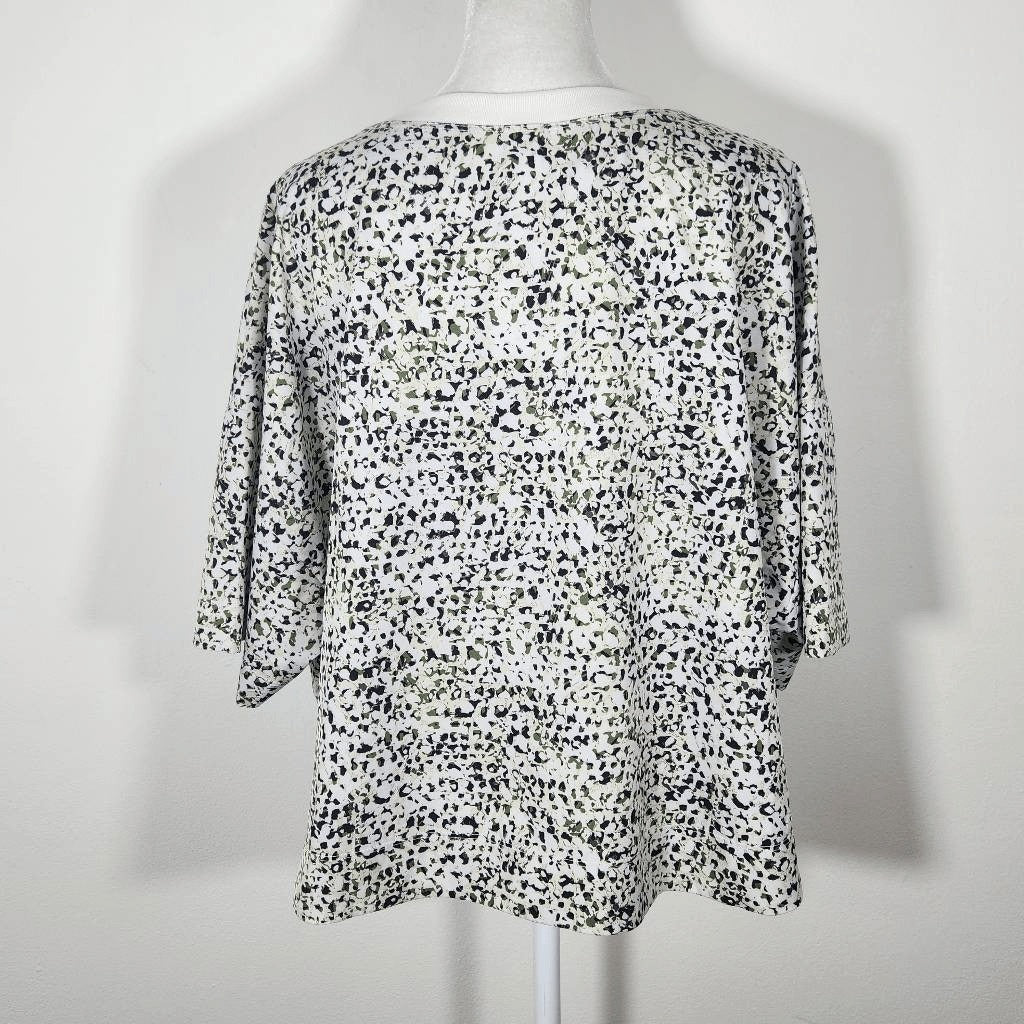 Old Navy Active White and Green Oversized Athletic Tee Size Large Sporty T-Shirt