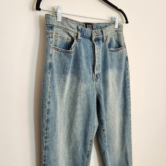 BDG Light Wash High-Rise Slim Straight Denim with Raw Edge Hem Size 29