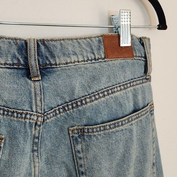 BDG Light Wash High-Rise Slim Straight Denim with Raw Edge Hem Size 29