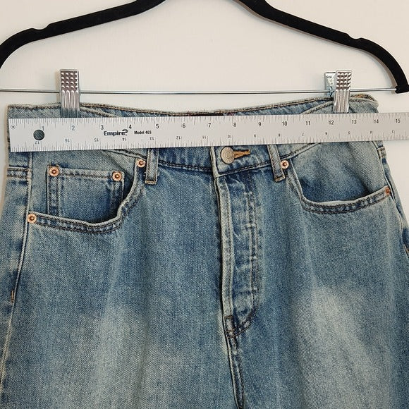 BDG Light Wash High-Rise Slim Straight Denim with Raw Edge Hem Size 29