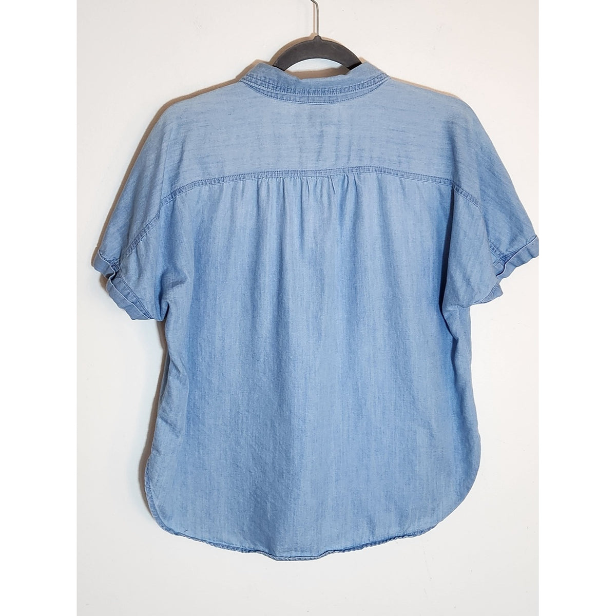 Universal Thread Light Wash Chambray Short Sleeve Button Up Blouse Size Medium