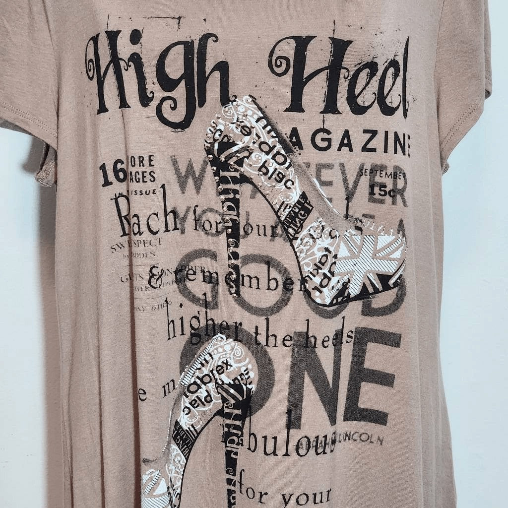 Belah & Codey Tan High Heel Graphic Print Short Sleeve Fitted Tee NWT Size XL