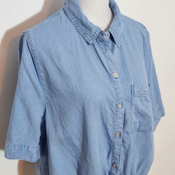 DKNY Light Blue Cropped Size Medium Chambray Top