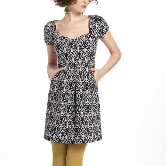 Deletta Black and Cream Mini Dress with Back Cutout Size Small Wedding Guest Dre