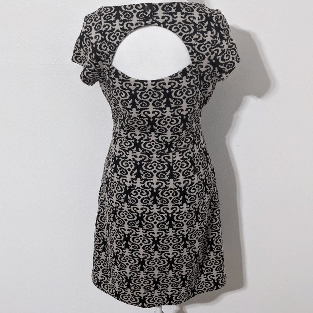 Deletta Black and Cream Mini Dress with Back Cutout Size Small Wedding Guest Dre