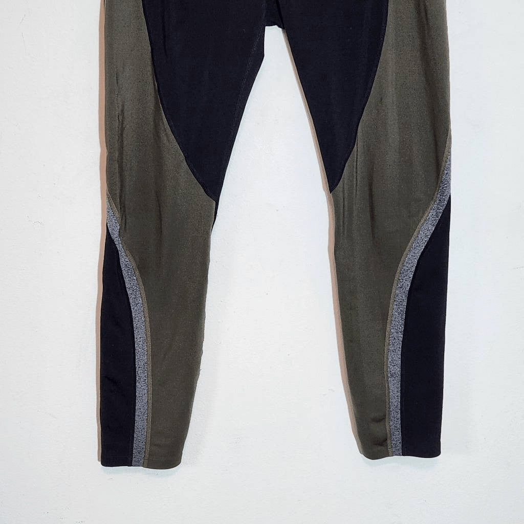 Athleta Colorblock Capri Leggings Size Medium Green and Navy Leggings